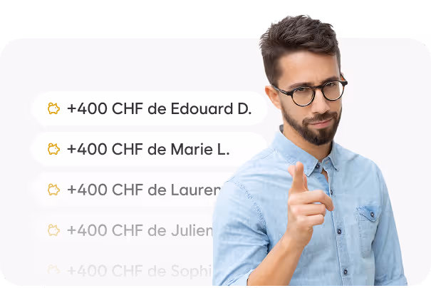 Un homme portant des lunettes et une chemise bleue claire pointe du doigt vers l'avant à côté d'une liste affichant des contributions de +400 CHF de différentes personnes.