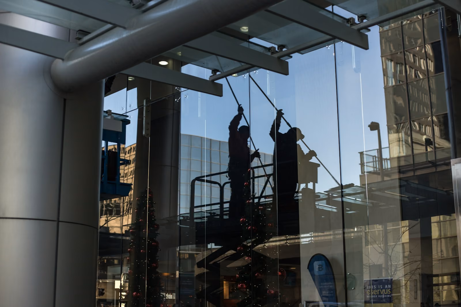 Fensterreinigung an einem Bürogebäude durch Fachpersonal