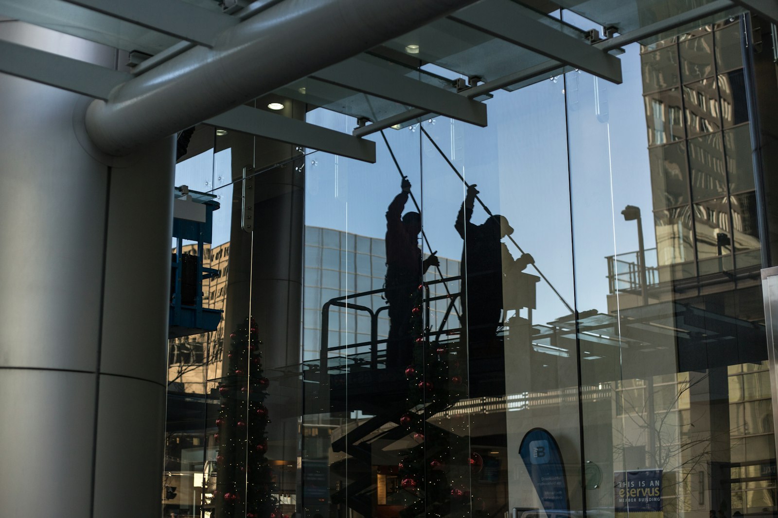 Fensterreinigung an einem Bürogebäude durch Fachpersonal
