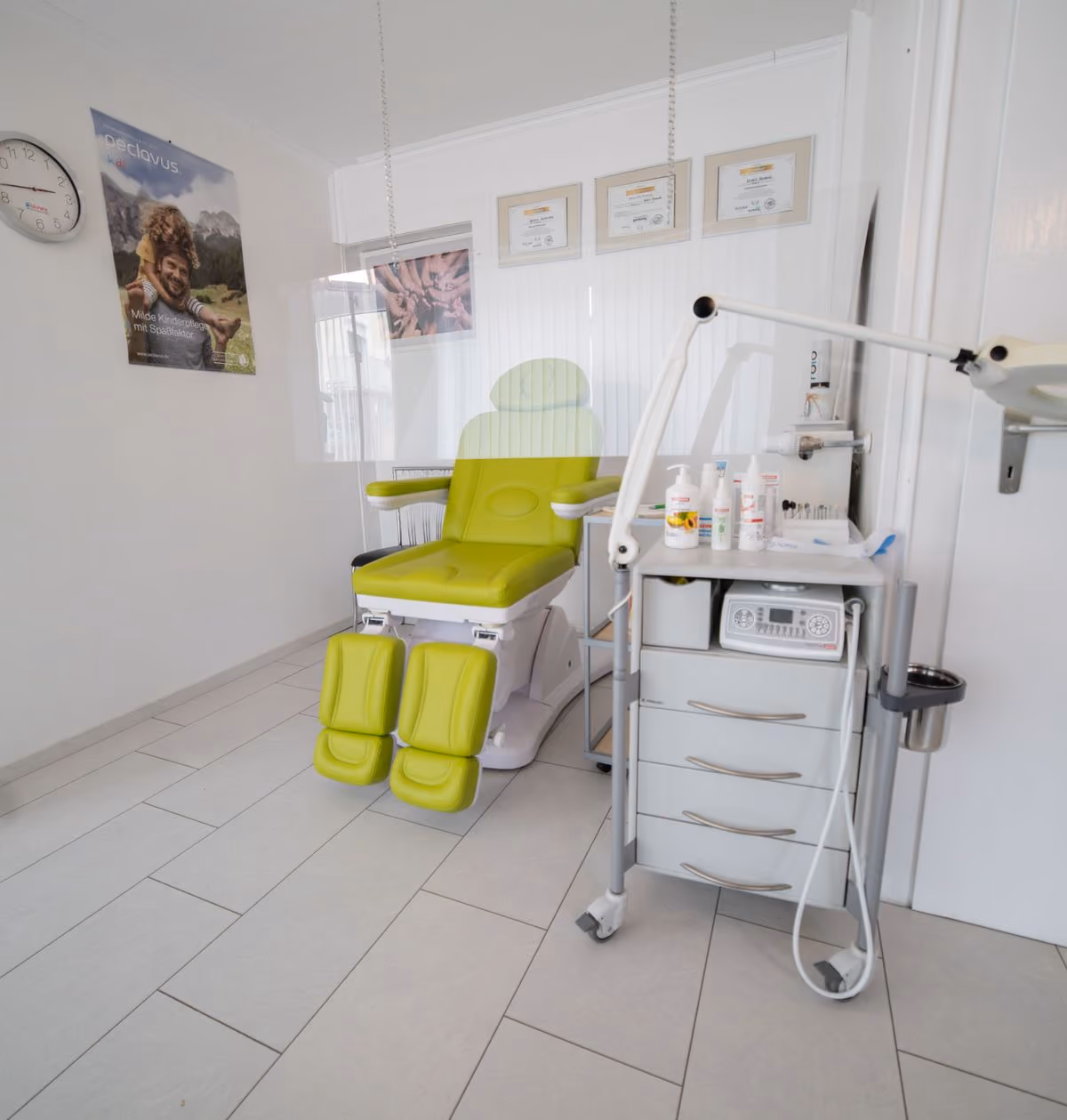 Modernes, aufgeräumtes Behandlungszimmer in einer Arztpraxis