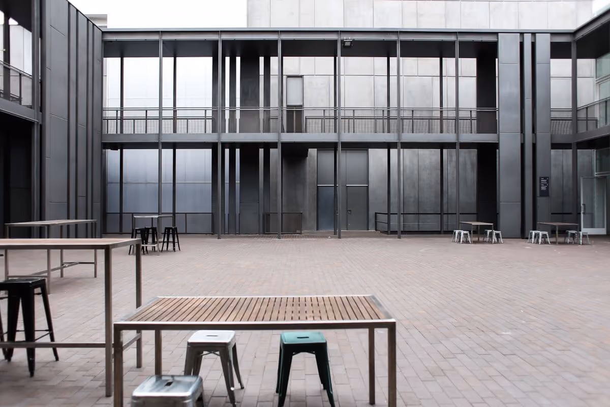 Sauber gepflasterter Innenhof mit moderner Architektur