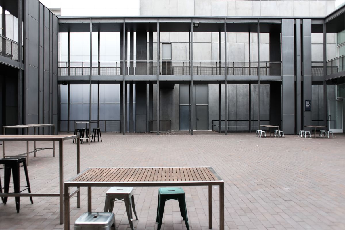 Sauber gepflasterter Innenhof mit moderner Architektur