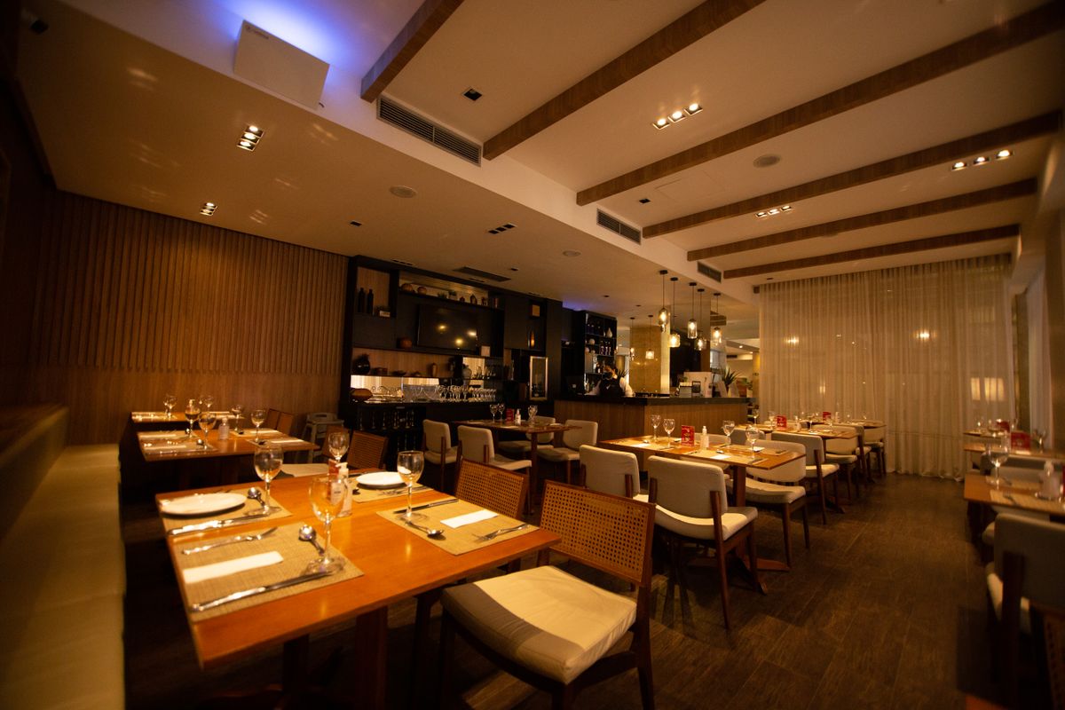 Sauber eingedeckter Gastraum eines Restaurants, bereit für Gäste