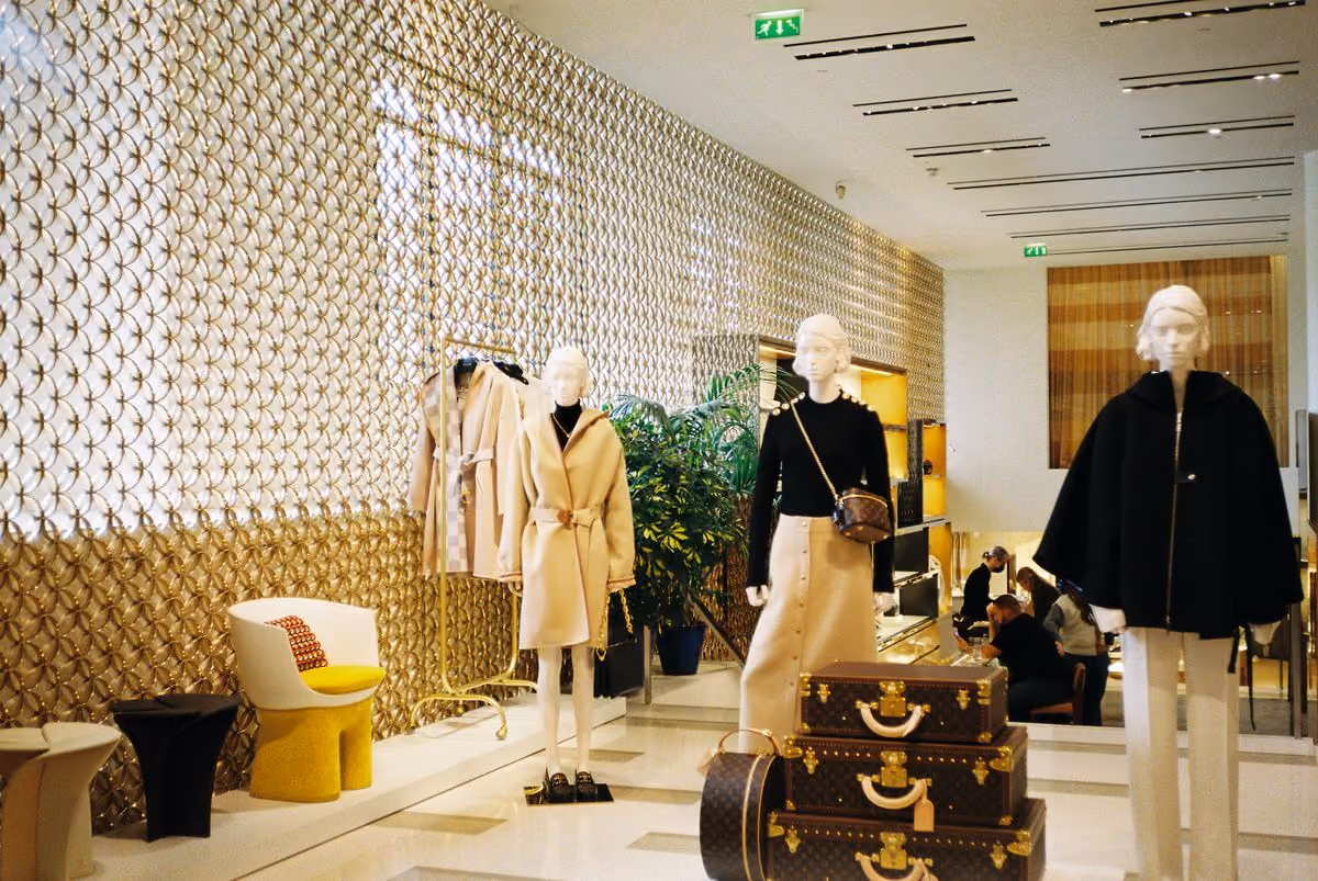 Modernes Ladengeschäft mit eleganter Warenpräsentation
