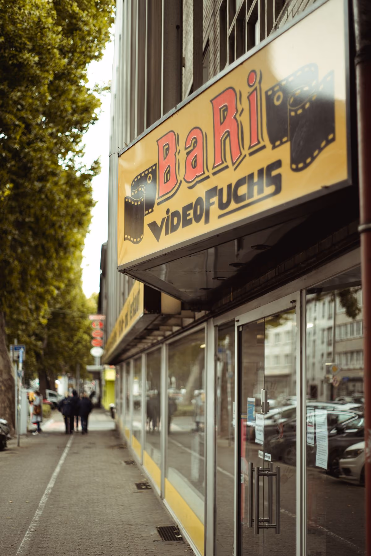 Ladengeschäft mit gepflegtem Schaufenster an einer Straße