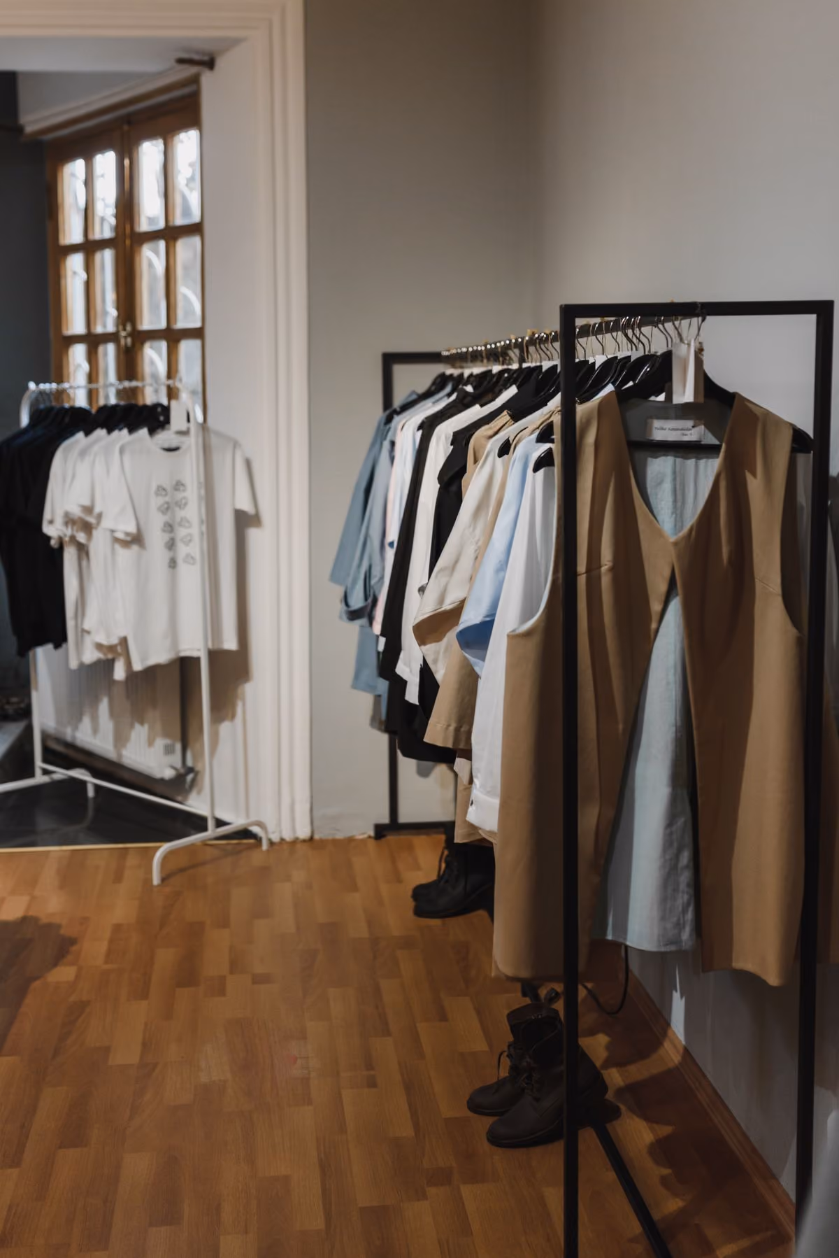 Gepflegte Kleiderständer mit Bekleidung in einer Boutique