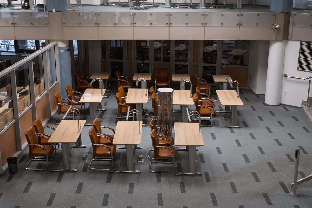 Helles, gepflegtes Bürointerieur mit Tischen und Stühlen