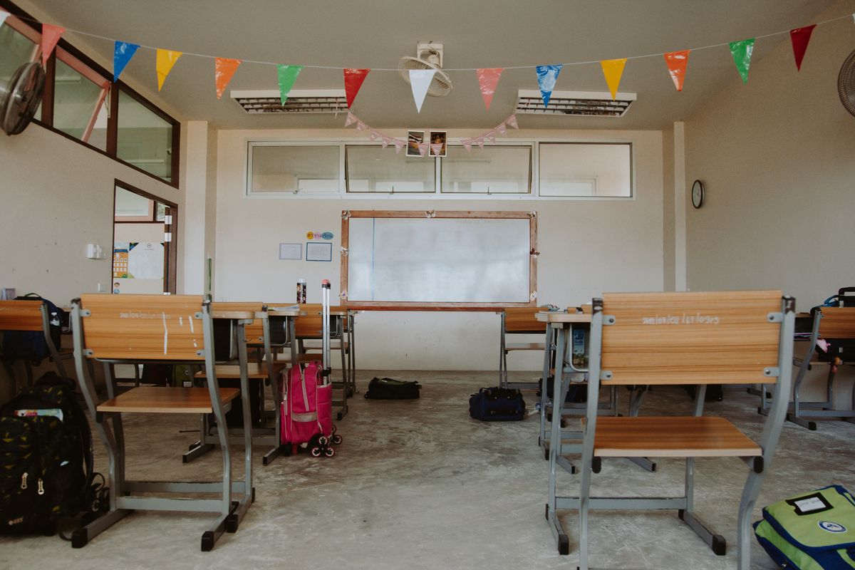 Klassenzimmer mit Tischen und bunten Wimpelketten