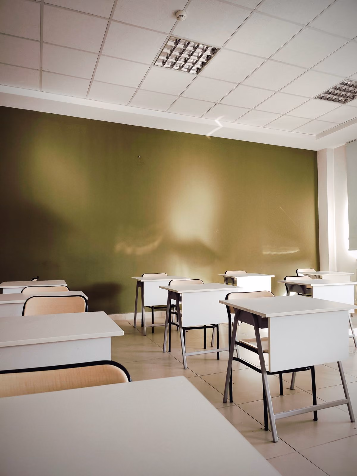 Modernes Klassenzimmer mit viel Tageslicht