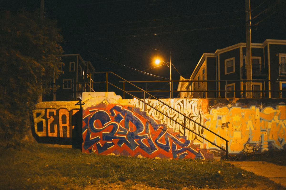 Graffiti an einer Wand neben einer Außentreppe