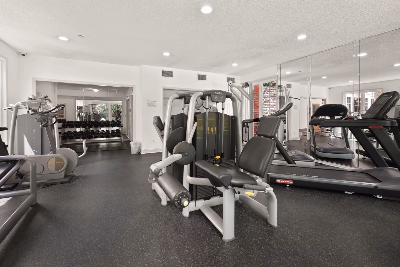 Geräumiges, modernes Fitnessstudio mit Trainingsgeräten