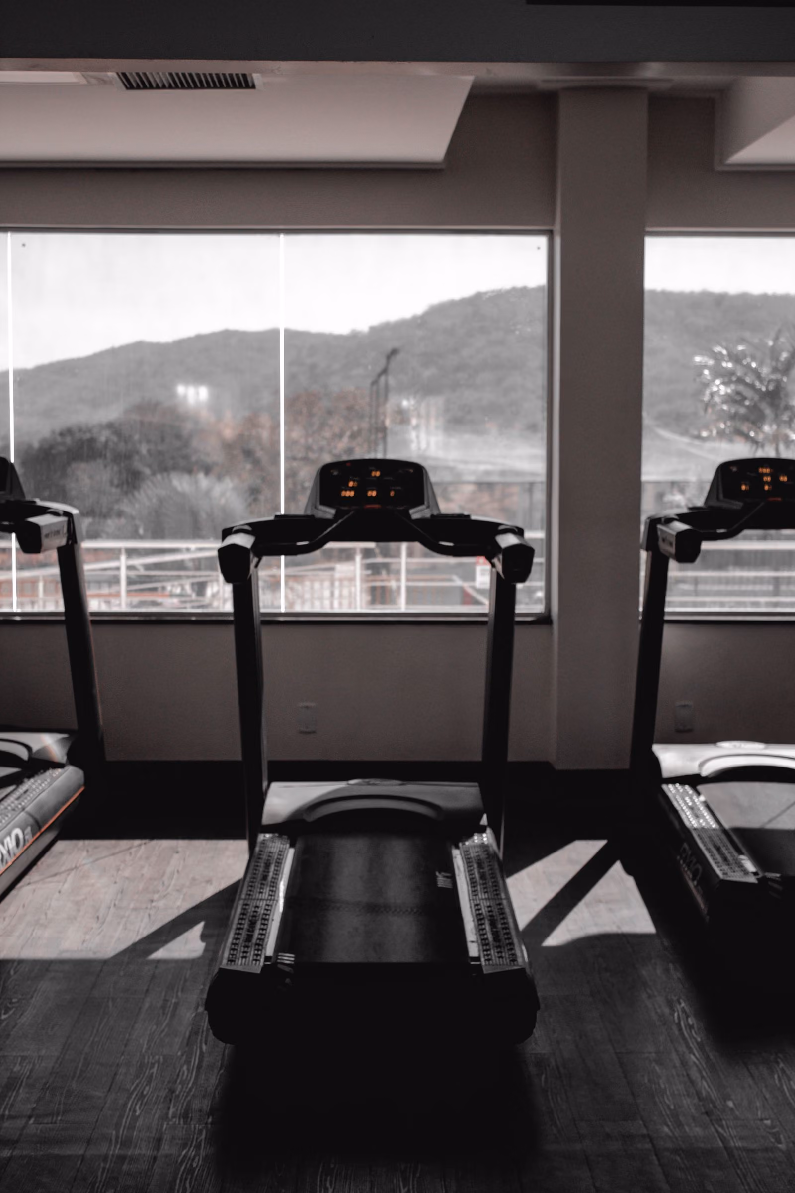 Helles, modernes Fitnessstudio mit Spiegelwand und Laufbändern