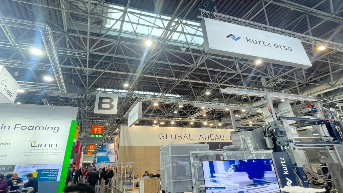 Estande da Kurtz Ersa exibindo soluções de automação e moldagem na K-Messe em Düsseldorf.