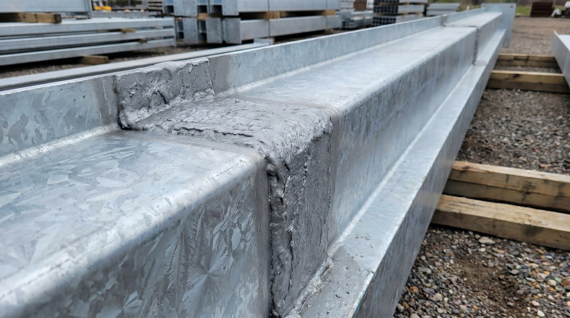 Rough galvanized coating surface in overlapped steel area after progressive dip process
