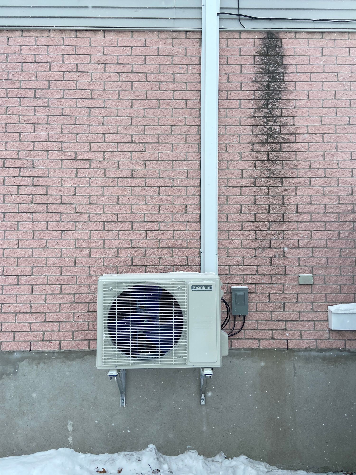 photo d'une thermopompe murale de 18 000 BTU à l'extérieur