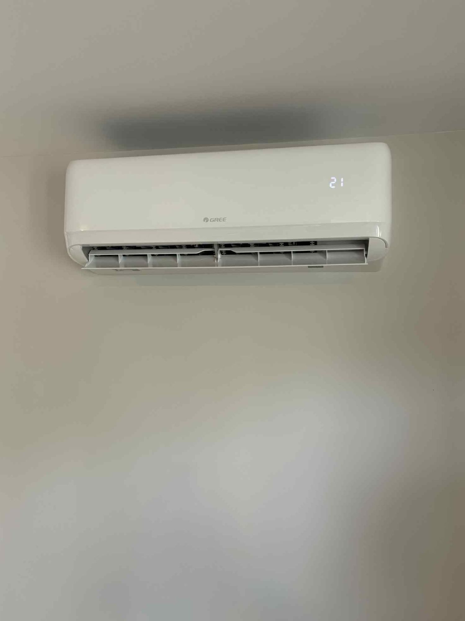 tête de thermopompe multi-zone installée dans un salon