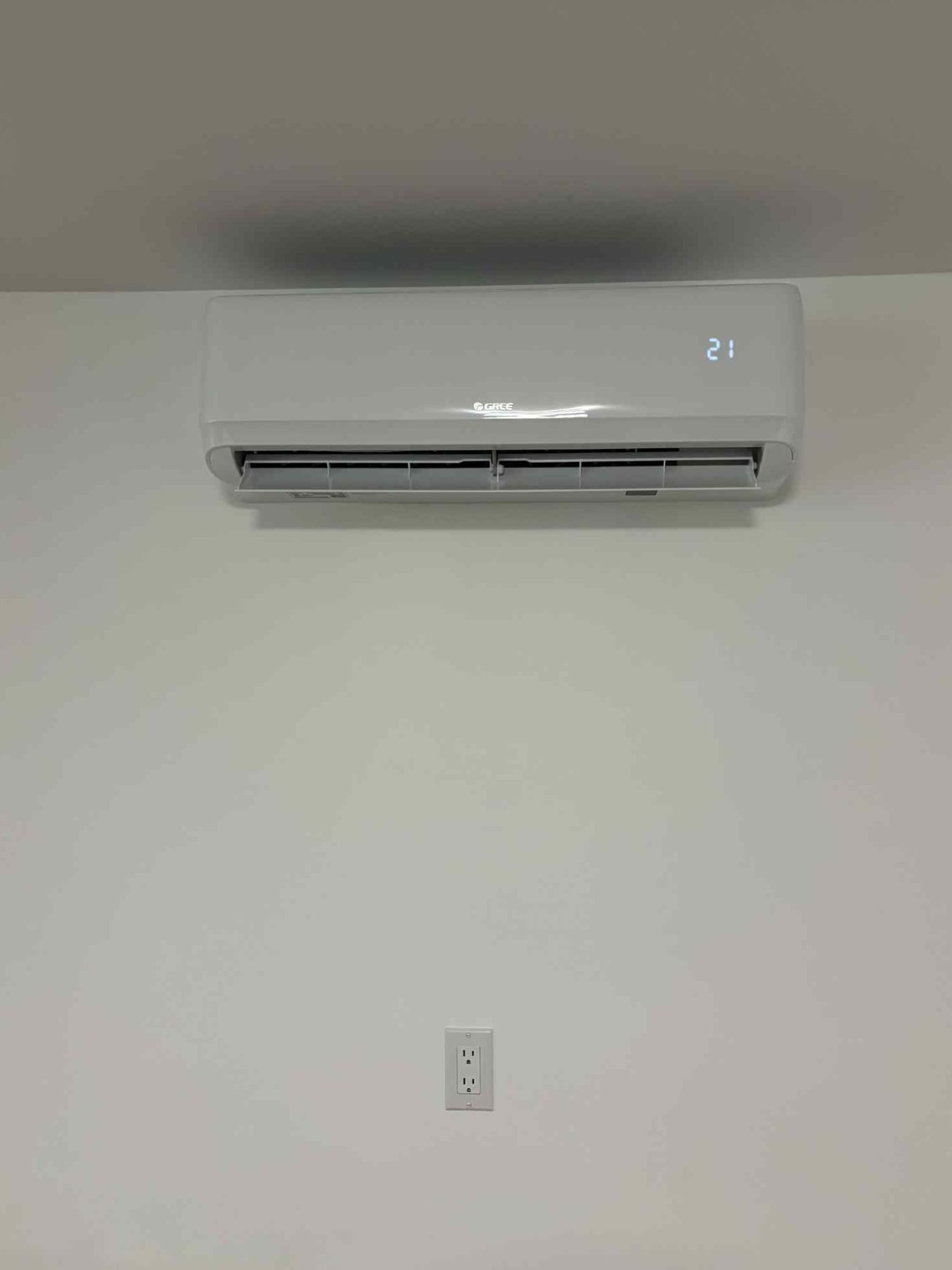 tête de thermopompe multi-zone installée dans un sous-sol