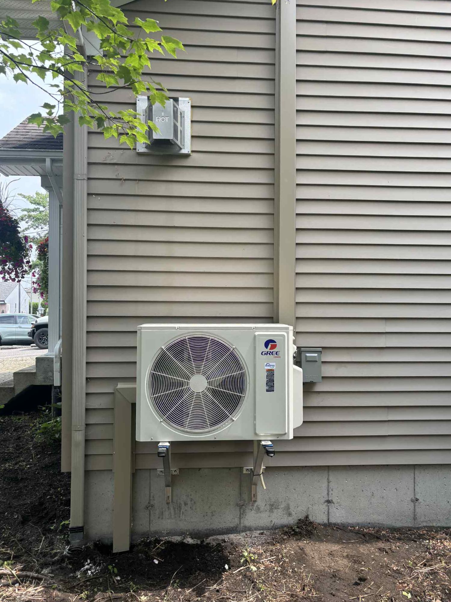 Thermopompe multi-zone installée sur le mur d'une maison