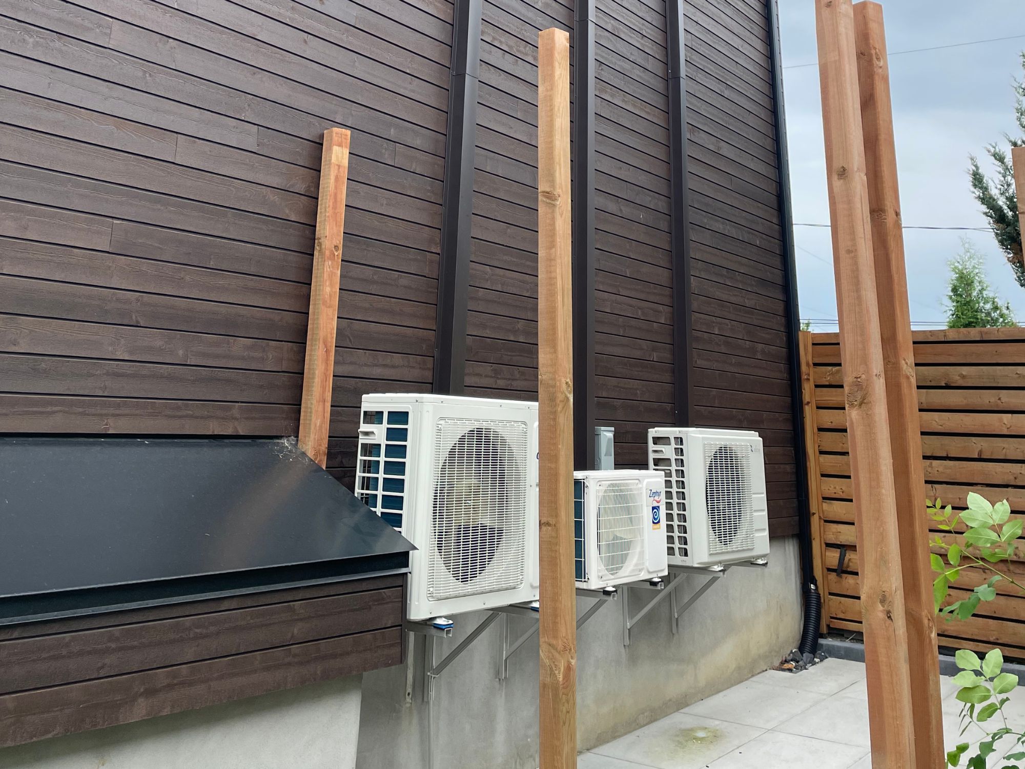 Thermopompe murale 24 000 BTU installée à l'extérieur d'un chalet de Mont-Tremblant