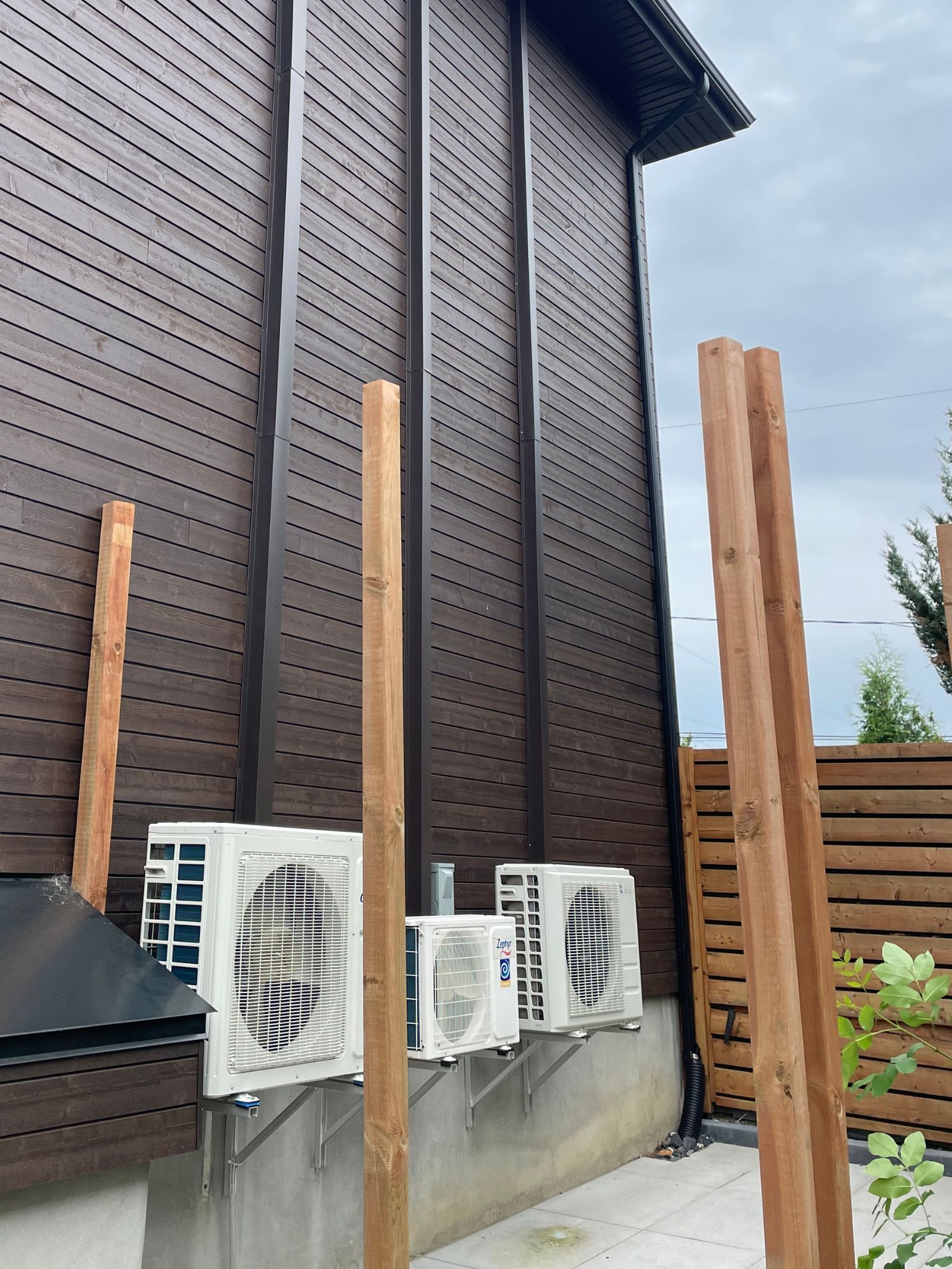 Thermopompe murale 24 000 BTU installée à l'extérieur d'un chalet de Mont-Tremblant