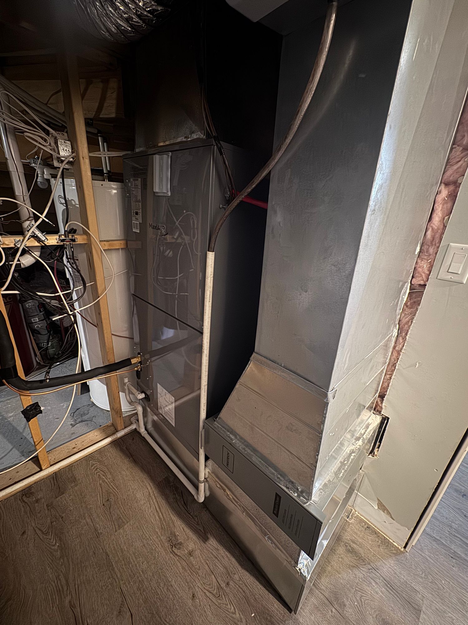 Système de chauffage central raccordé aux conduits d'une maison de Terrebonne