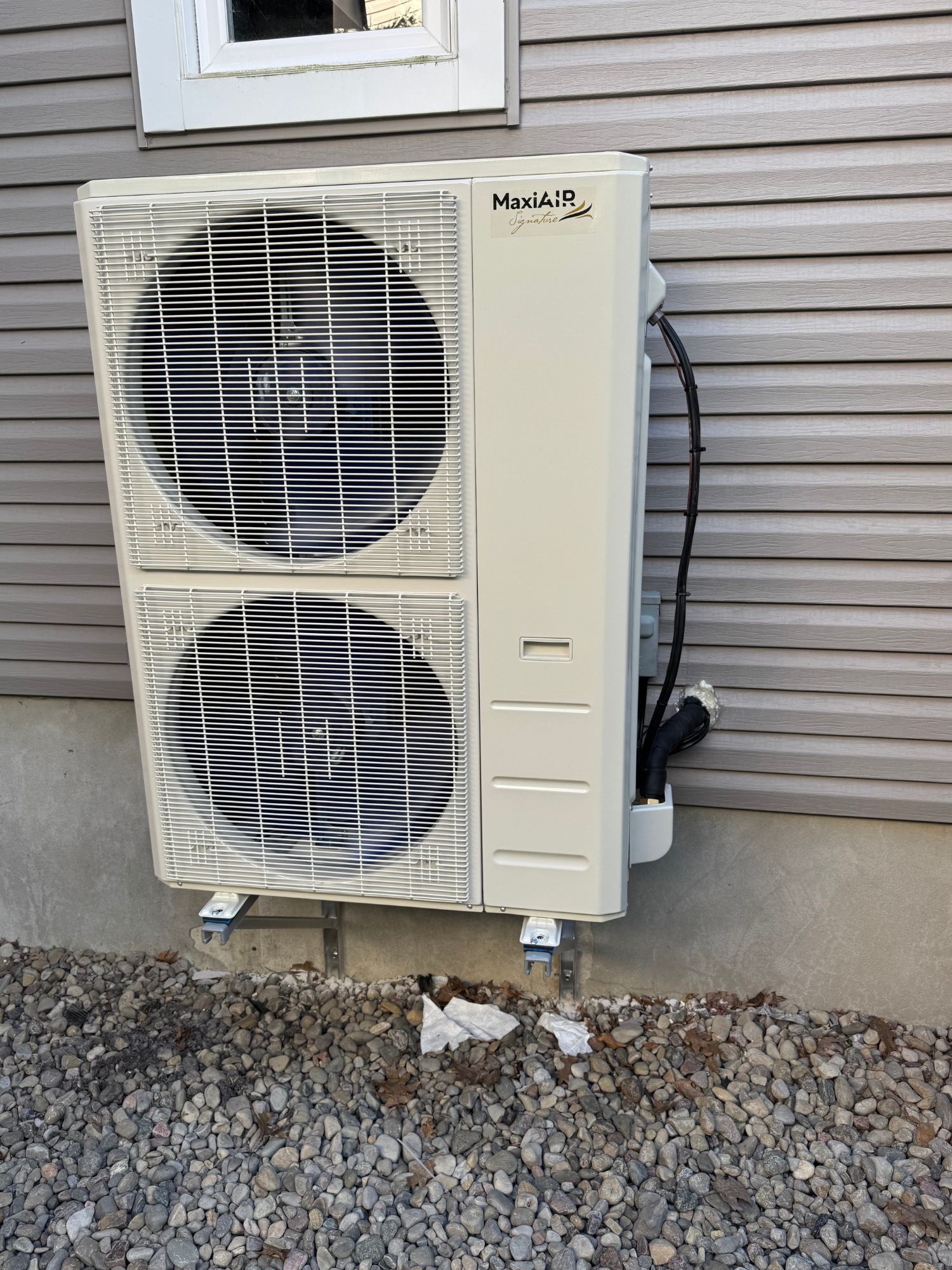 Thermopompe Maxi Air 4T sur une maison de Terrebonne