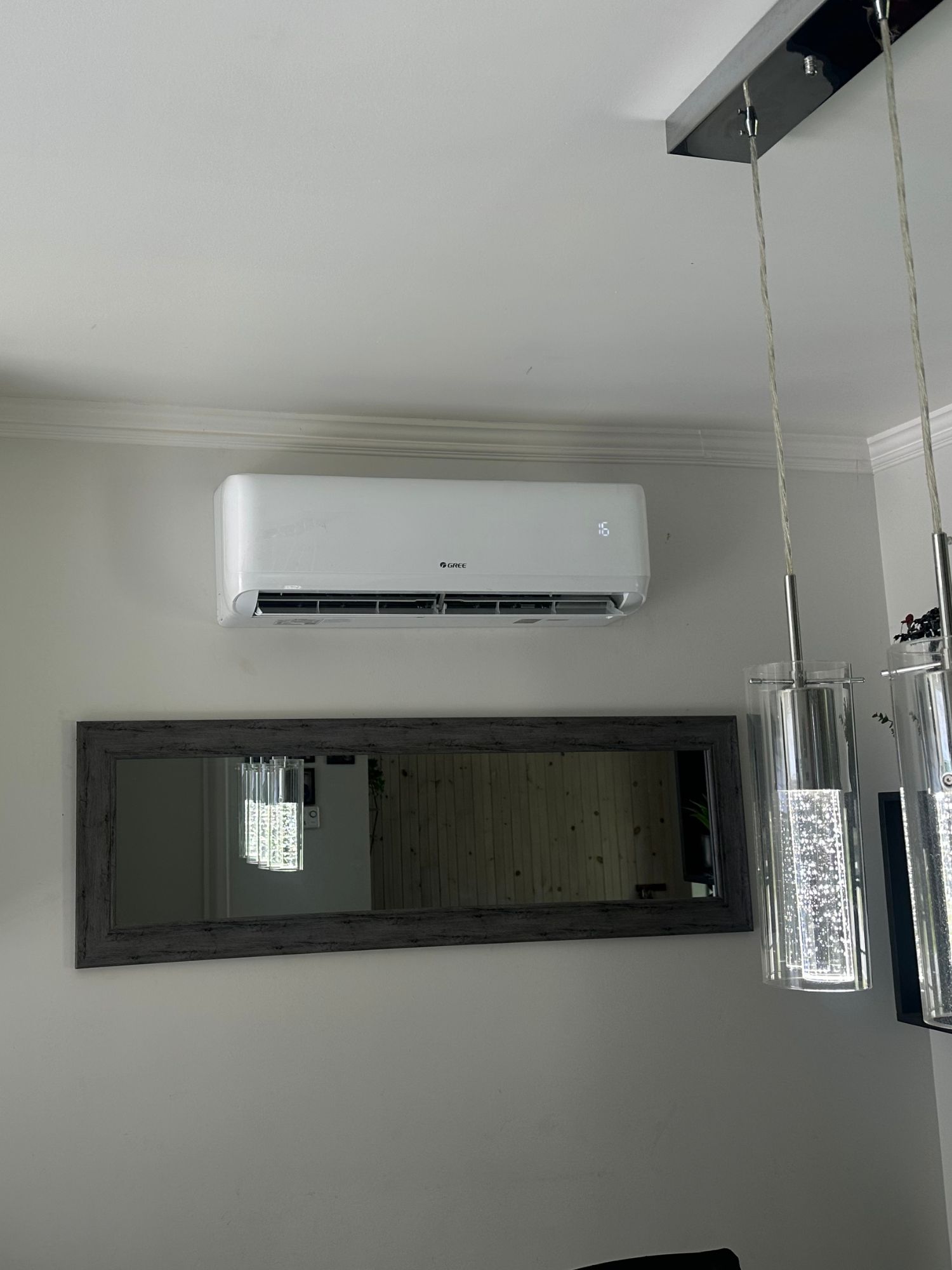 Thermopompe murale Gree installée dans le salon d'une maison de Saint-Jérôme