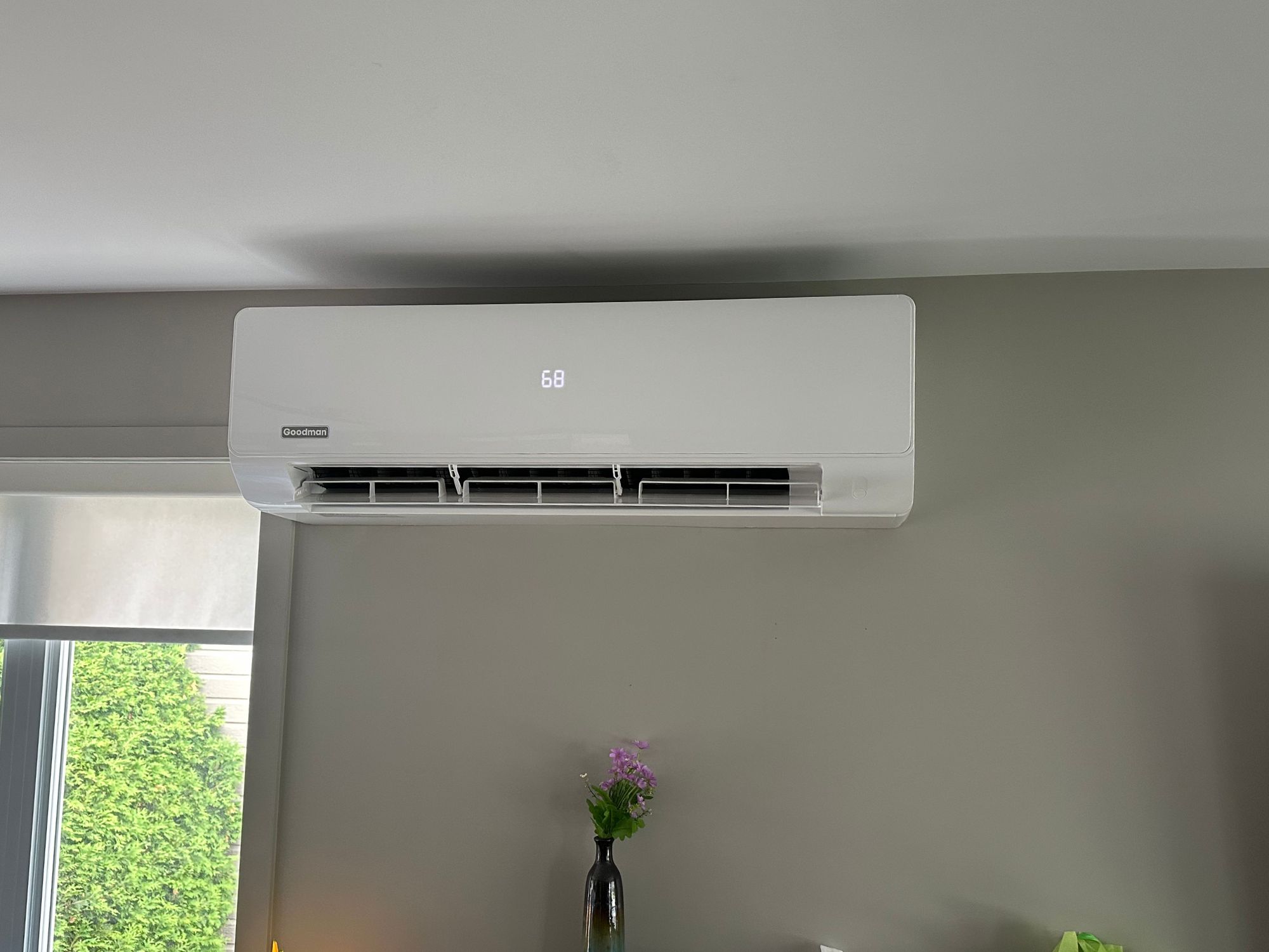 Thermopompe murale Goodman installée dans le salon d'une maison de Mascouche