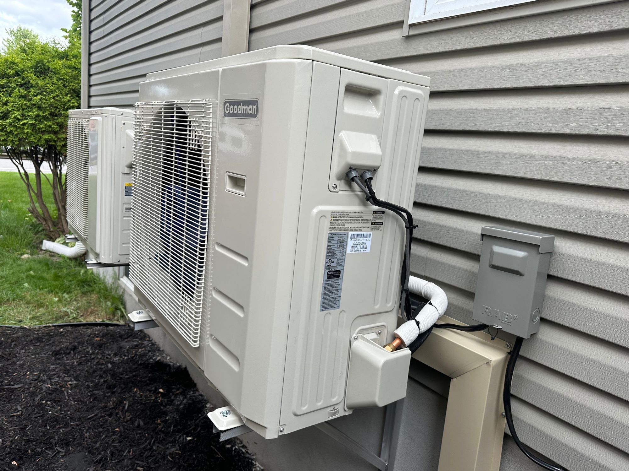 Thermopompe murale Goodman installée sur une maison de Mascouche