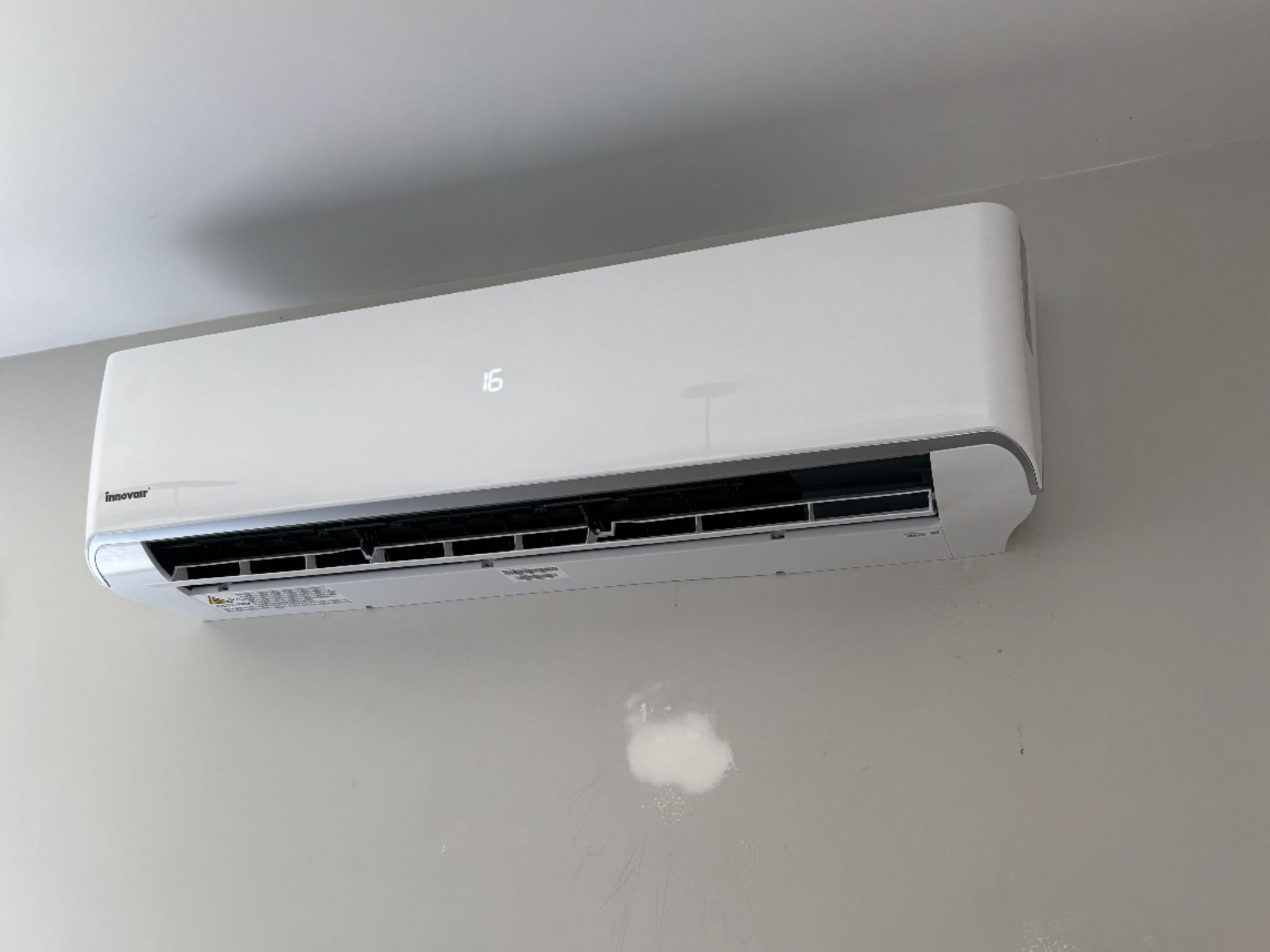 Thermopompe murale sur un mur de salon