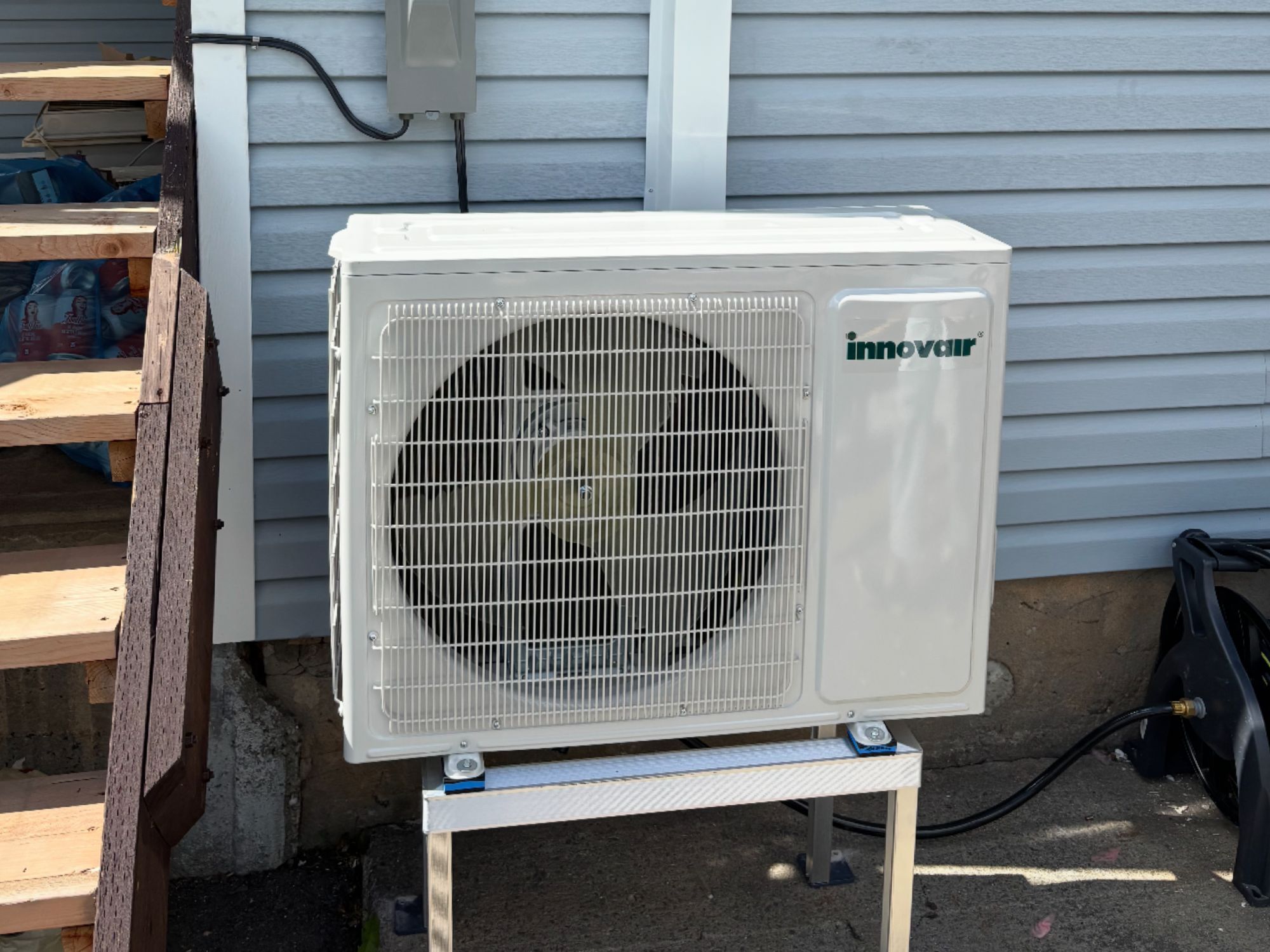 Compresseur de thermopompe sur un support