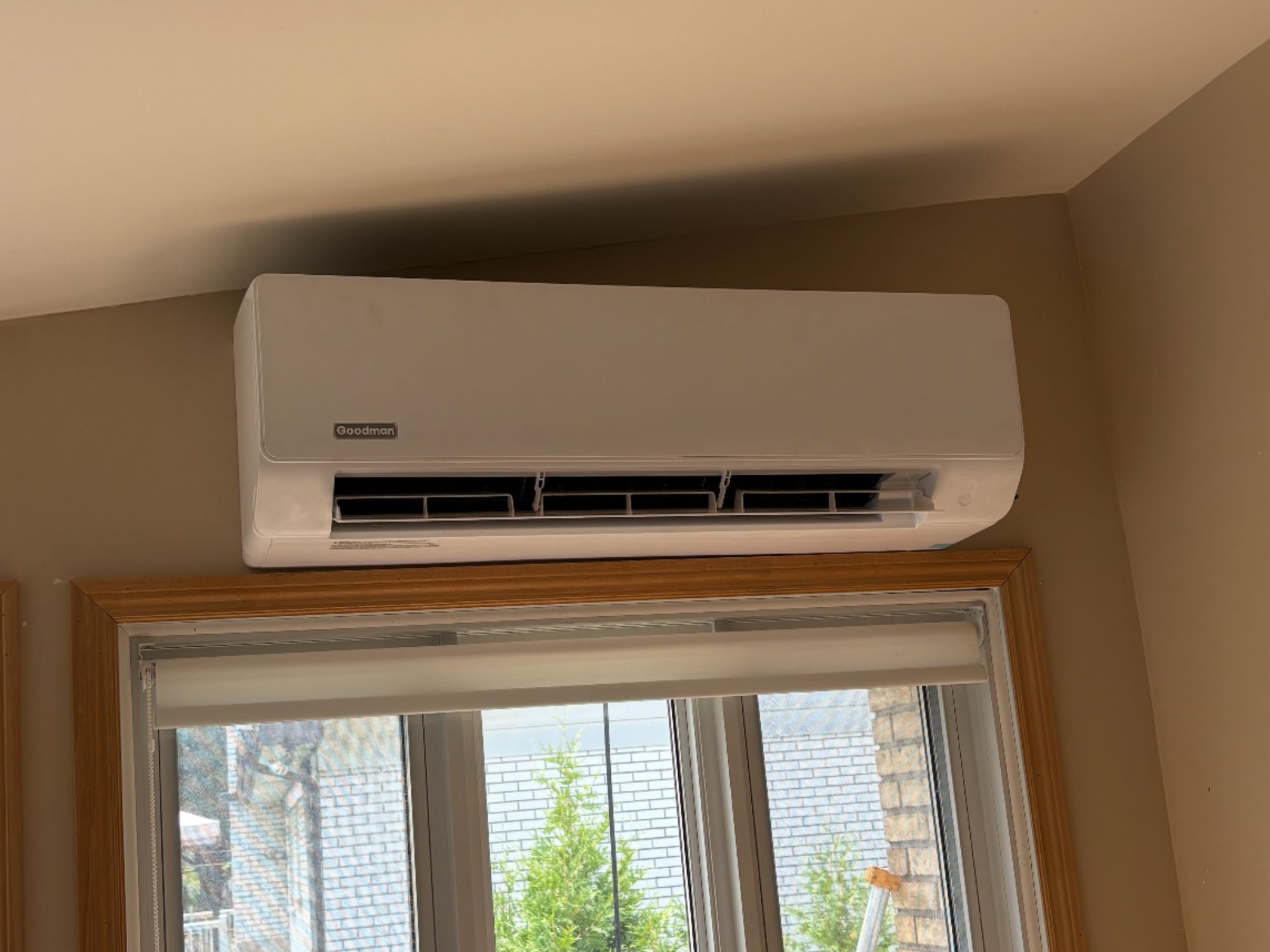 Thermopompe murale au-dessus d'une fenêtre