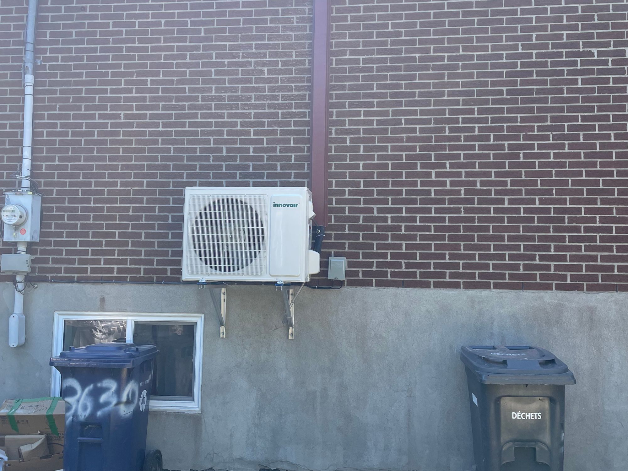 Thermopompe murale 18 000 BTU installée sur un mur de brique