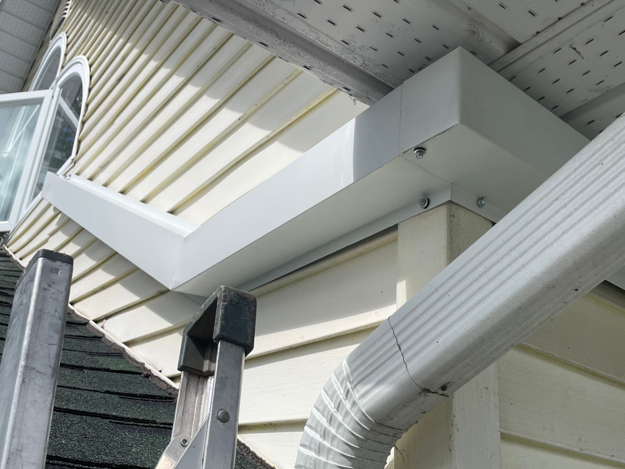 Conduits de thermopompe sur le revêtement d'une maison