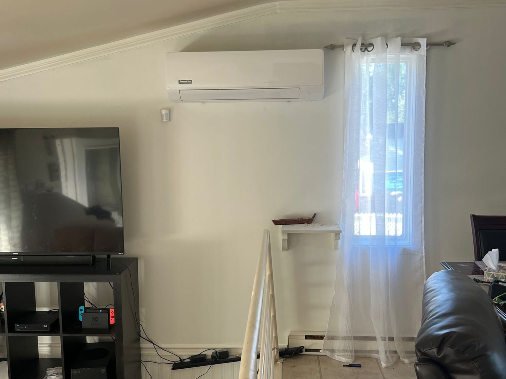 tête de thermopompe multi-zone dans un salon