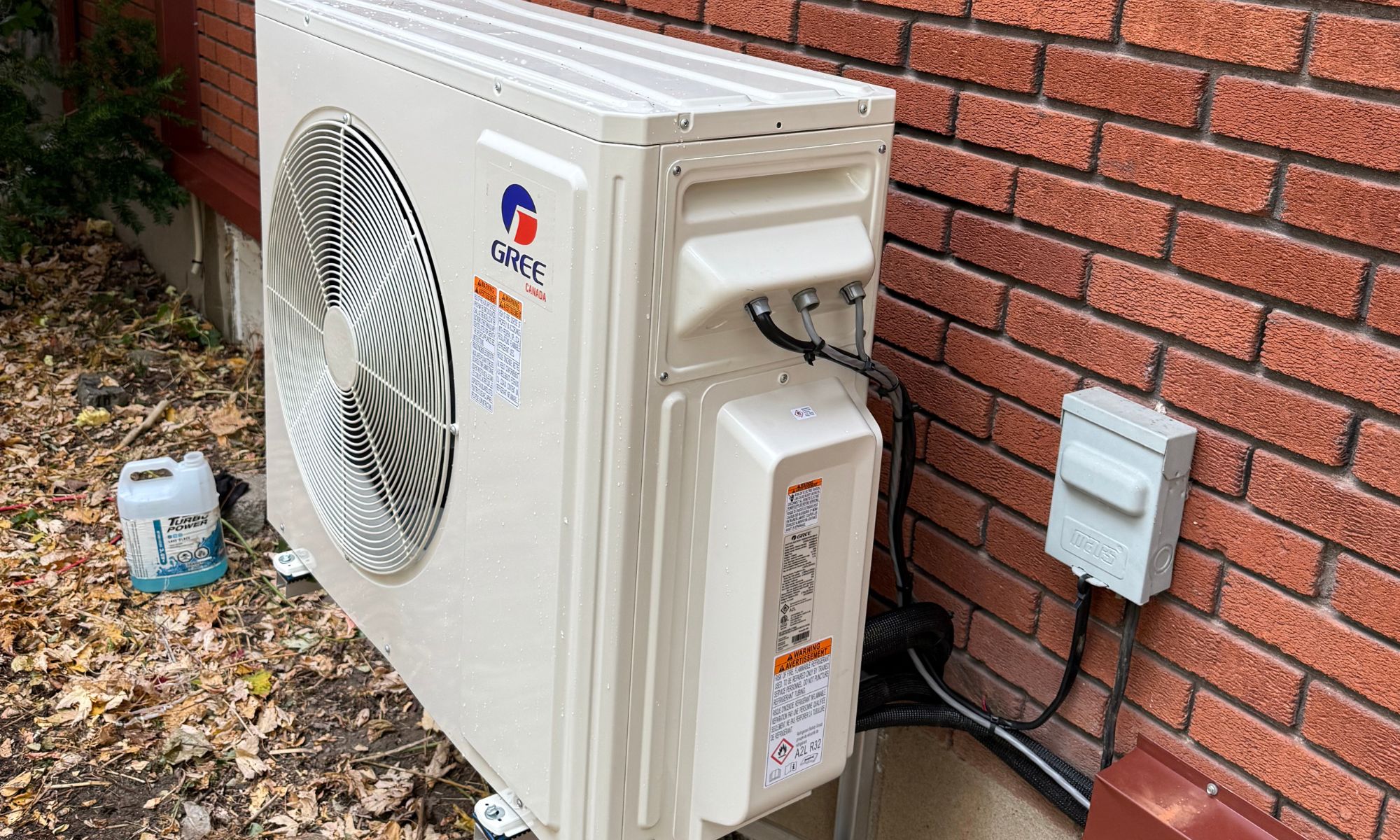 Thermopompe 36 000 BTU installée à l'extérieur