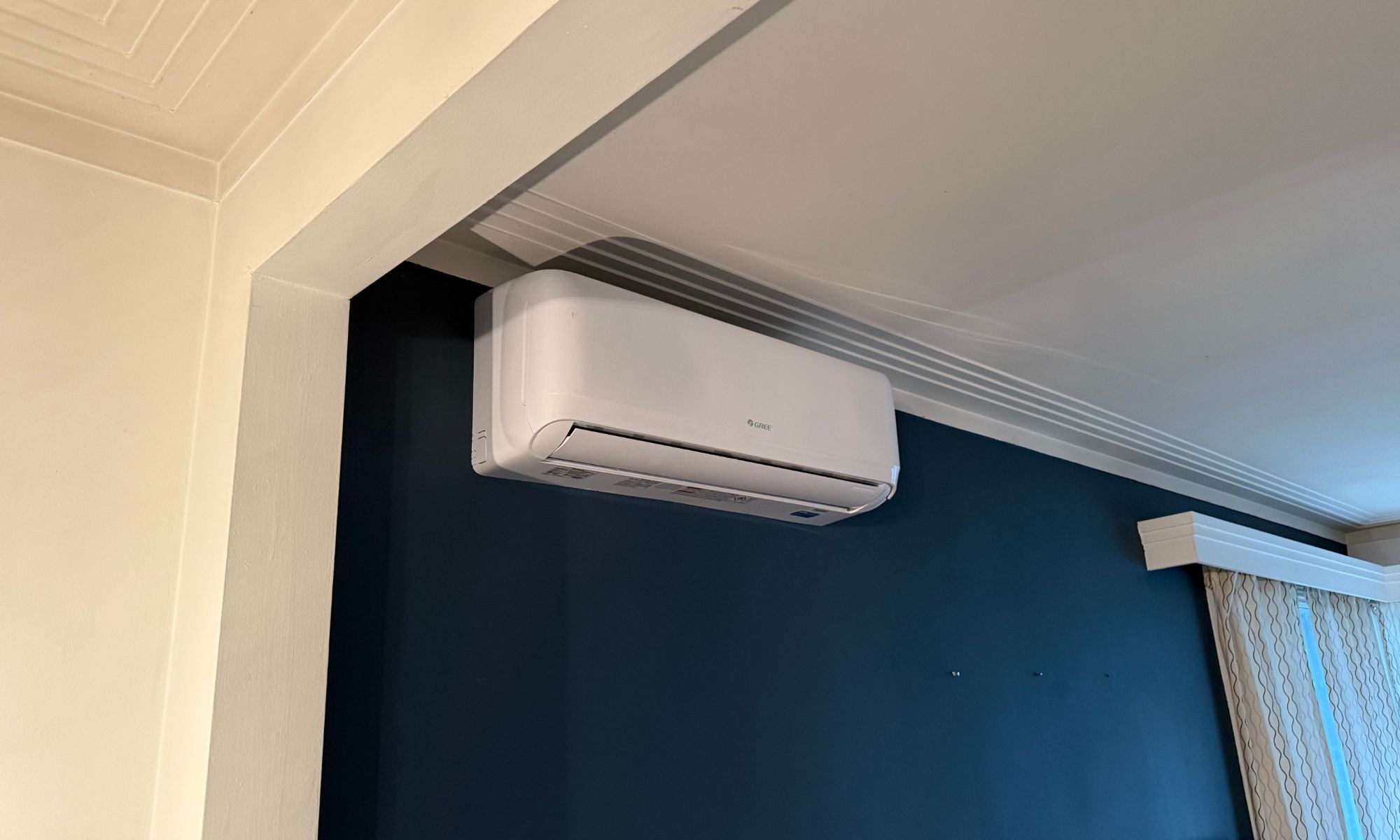 Thermopompe Gree sur le mur d'une maison