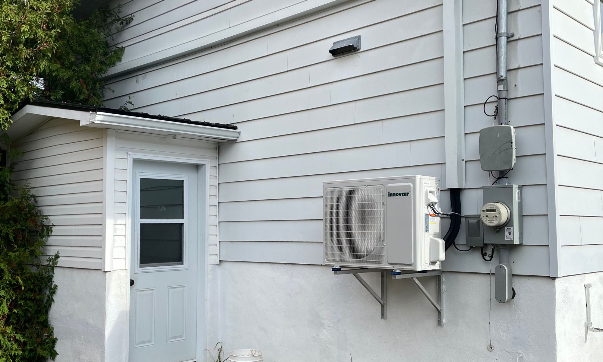 Thermopompe 18 000 BTU installée sur le mur extérieur