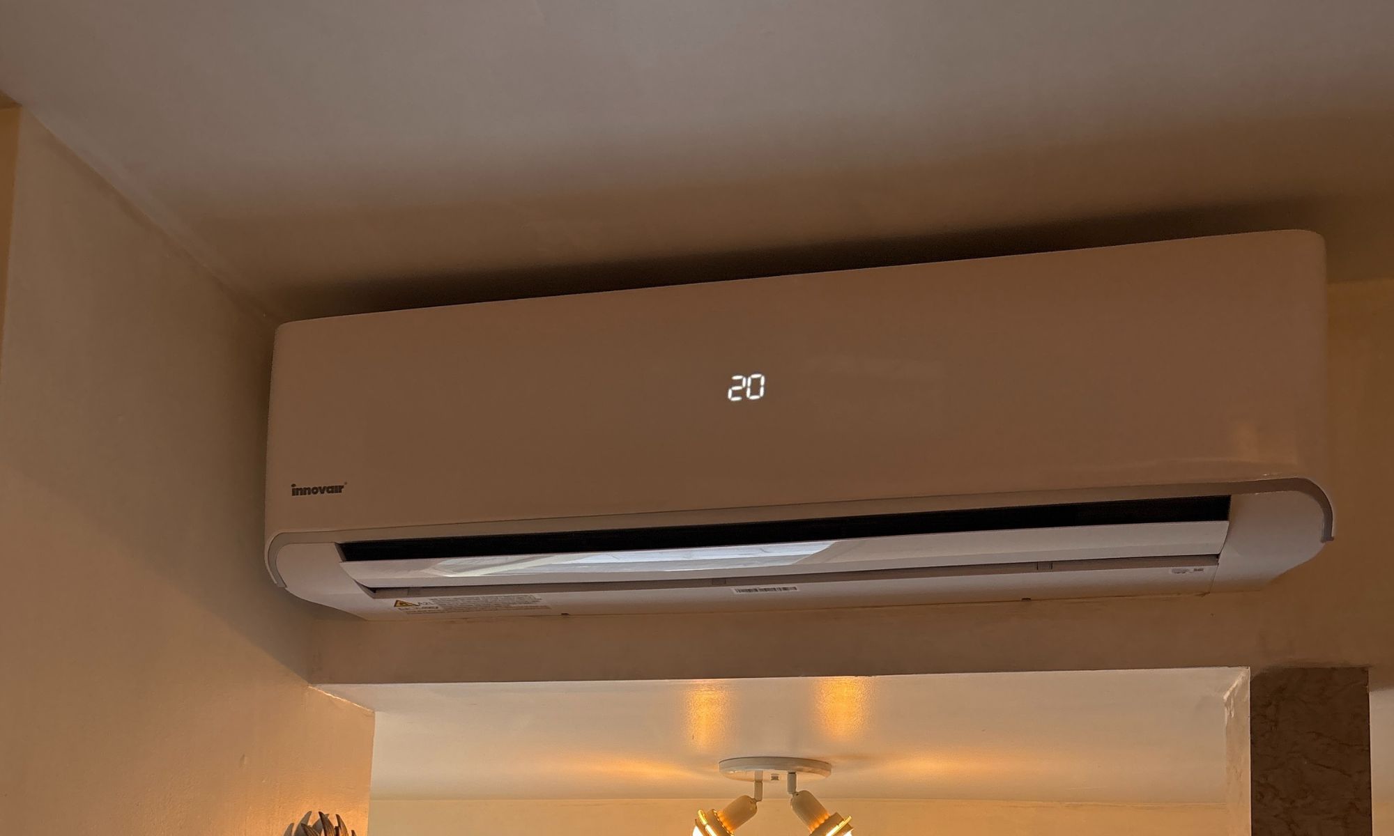 Unité murale d'une thermopompe dans un couloir