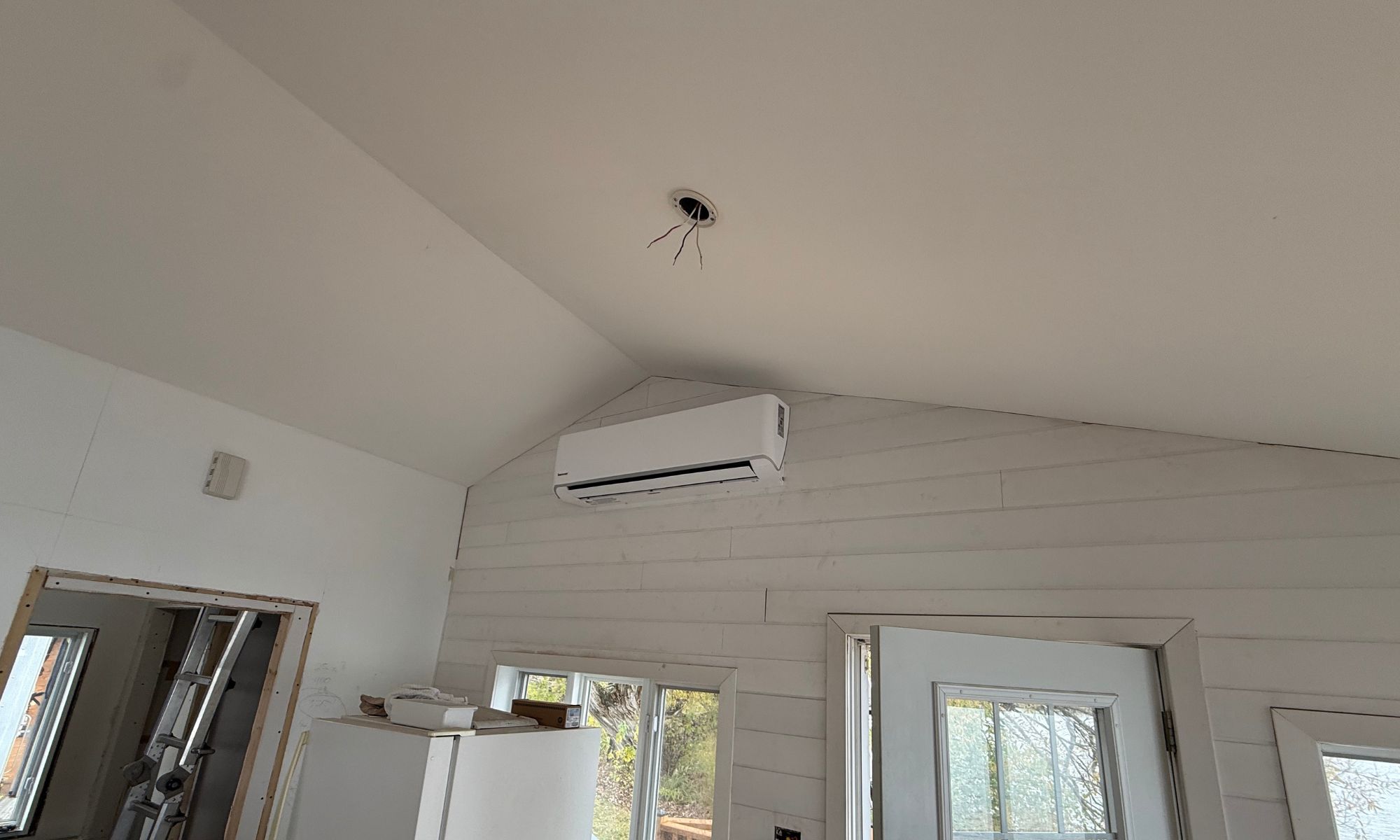 Thermopompe installée dans un espace ouvert