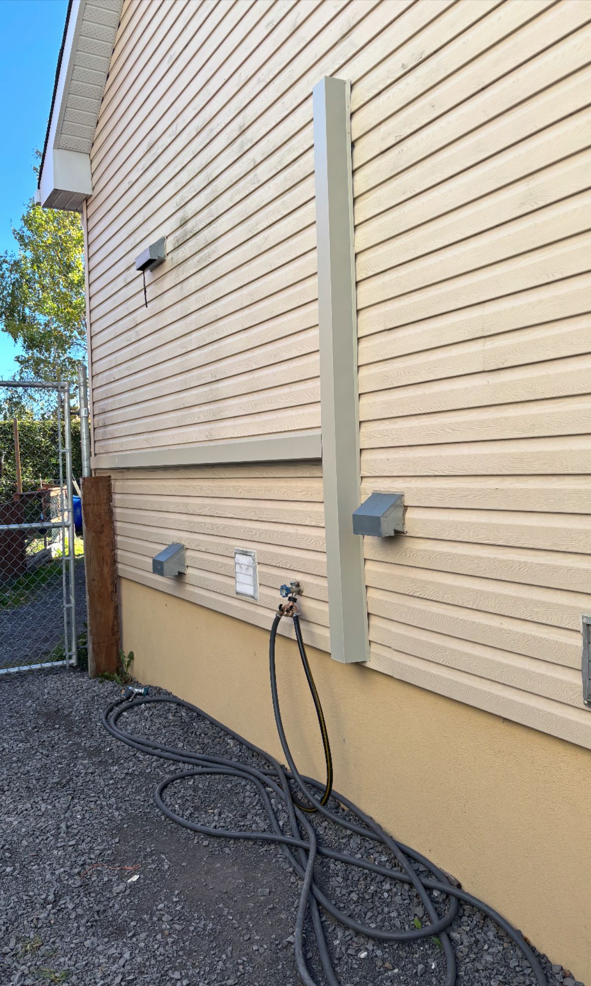 Conduits de thermopompe multi-zone sur le mur d'une maison