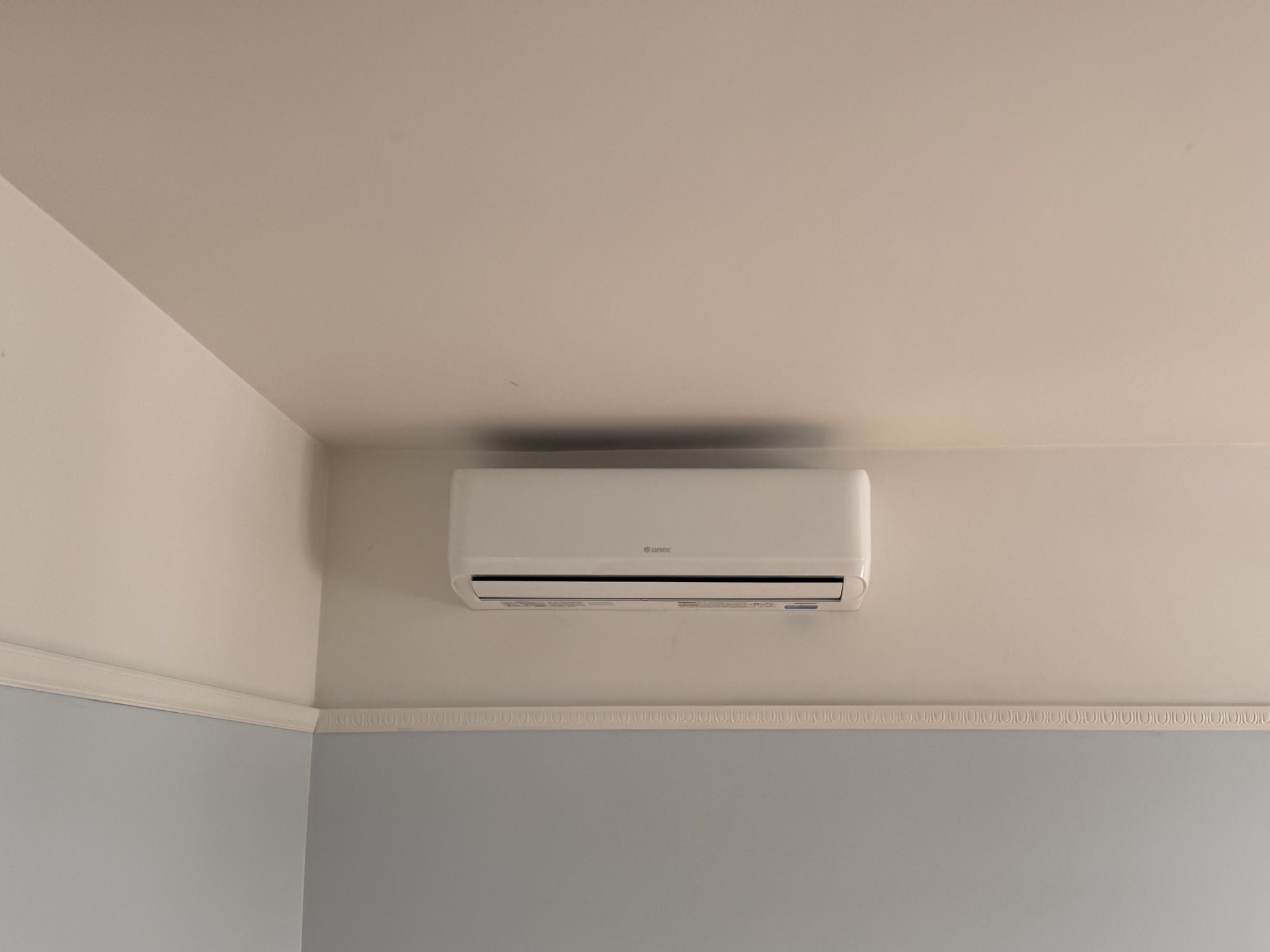 Unité de thermopompe multizone installée dans un salon