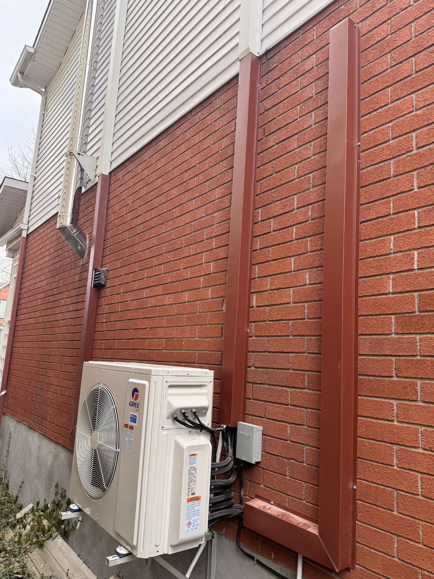Thermopompe multizone Gree installée sur un immeuble de Longueuil
