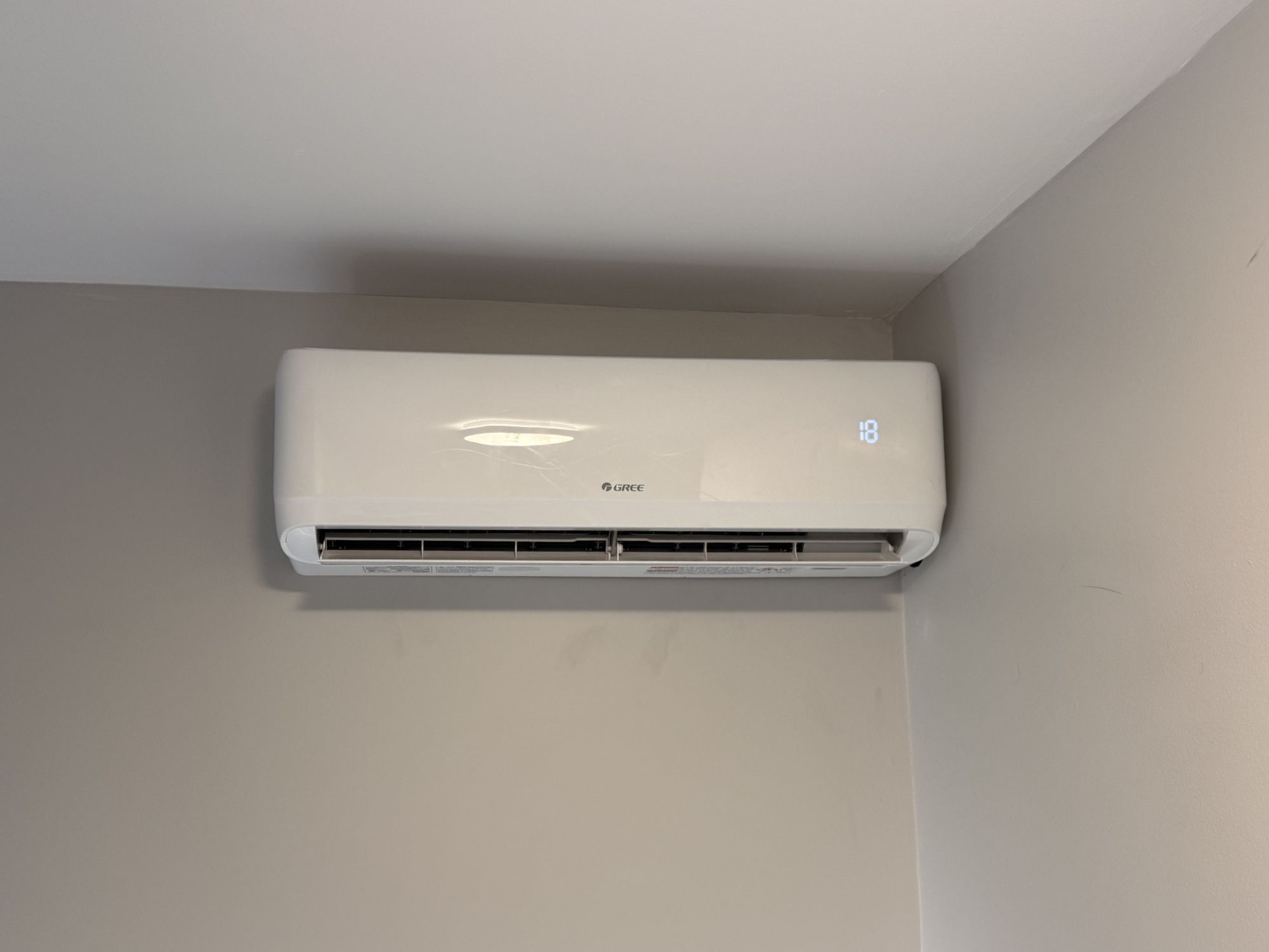 Thermopompe multizone dans un sous-sol de maison