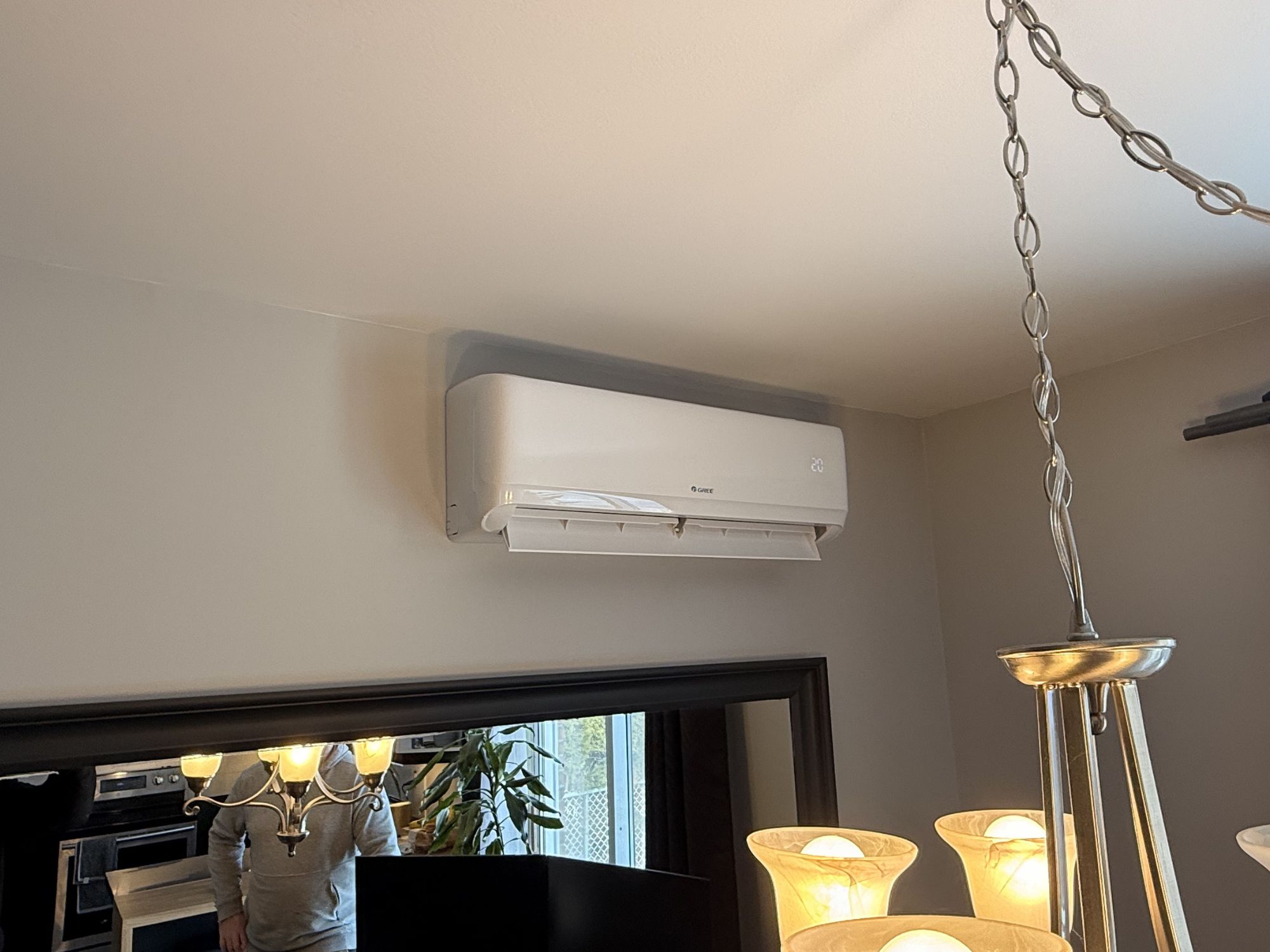 Thermopompe multizone dans le salon d'une maison
