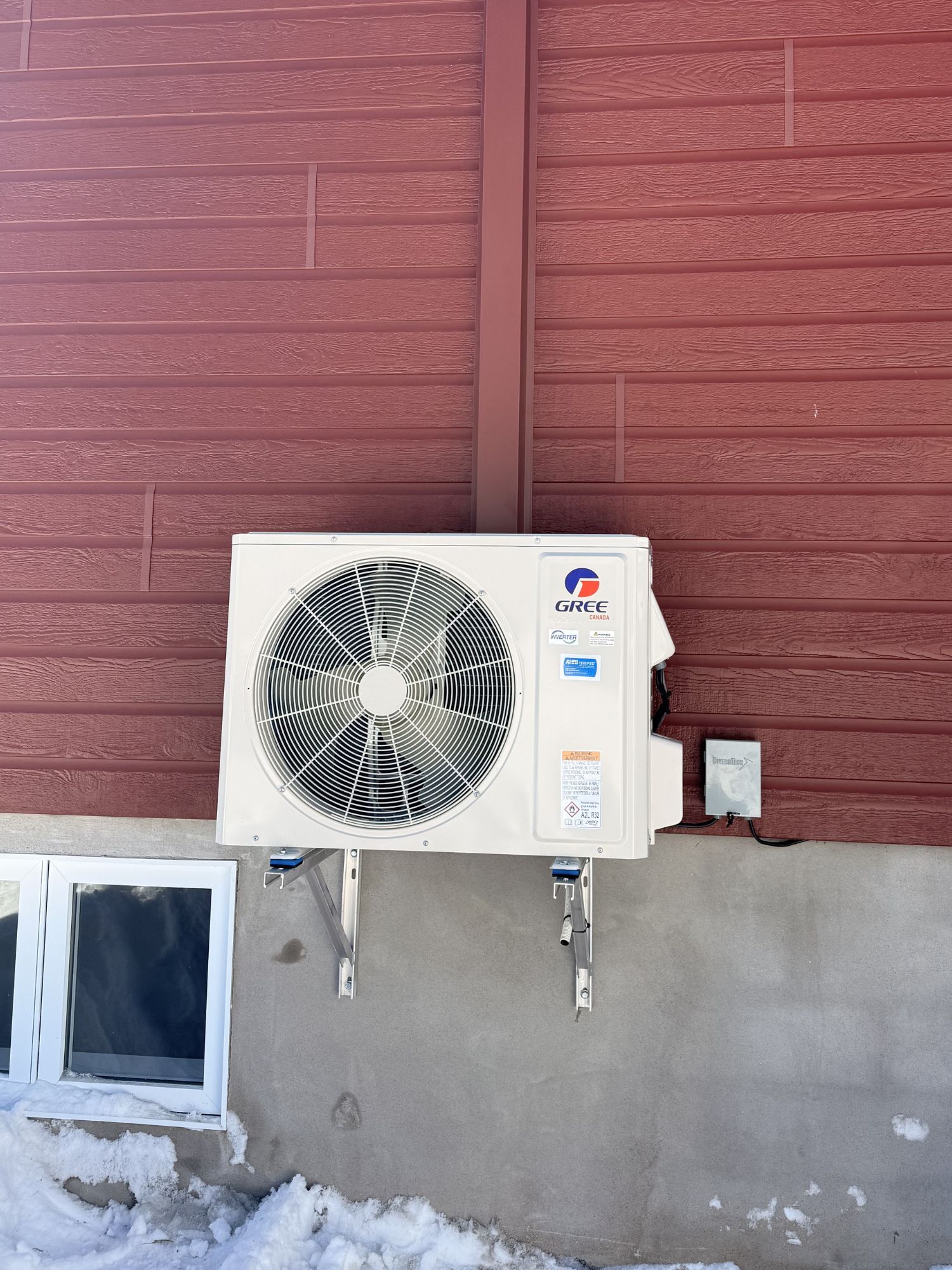 Thermopompe murale Gree Extreme sur une maison de Val-Morin (extérieur)