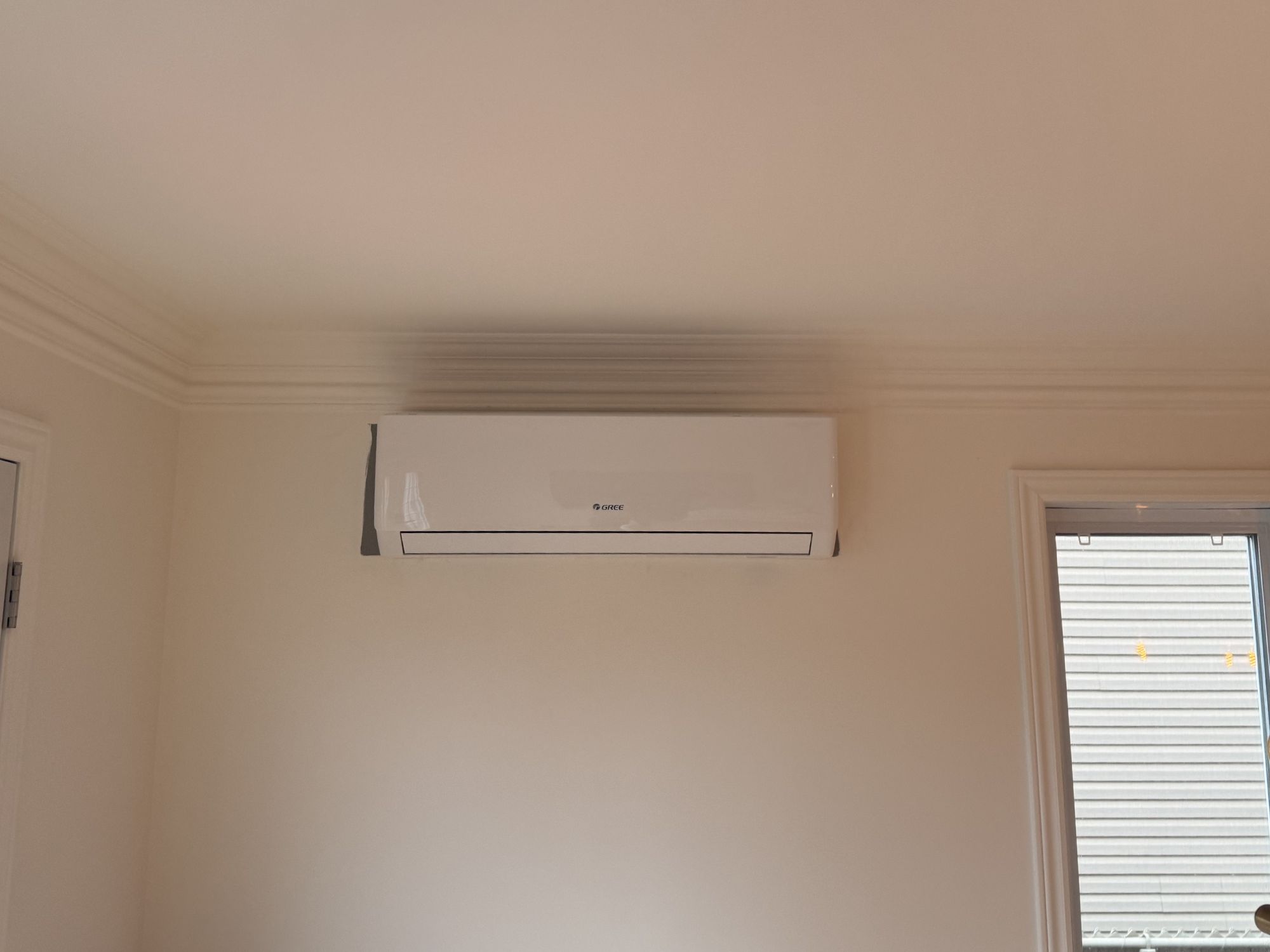 Thermopompe -30 sur le mur d'un salon