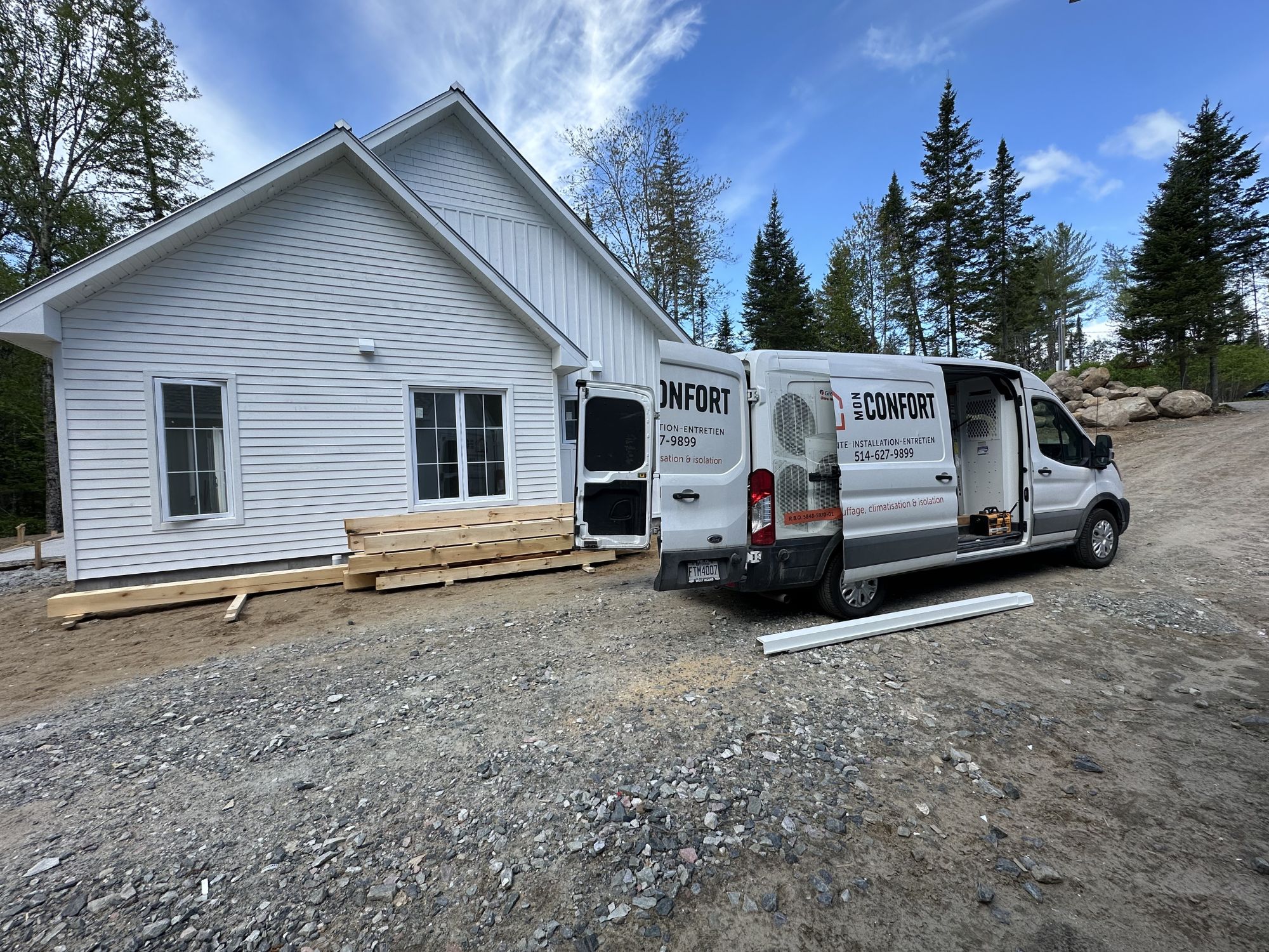 Camion de service de Mon Confort sur un chantier de maison neuve