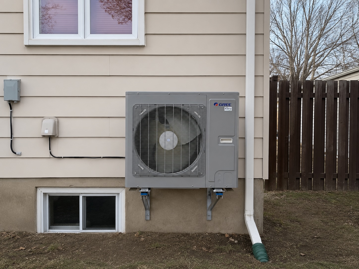 Thermopompe centrale Gree Unix installée sur une maison