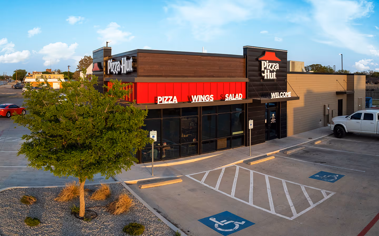 New retail development in Slaton, Texas featuring a modern Pizza Hut location. Part of the city’s growing dining and business opportunities.